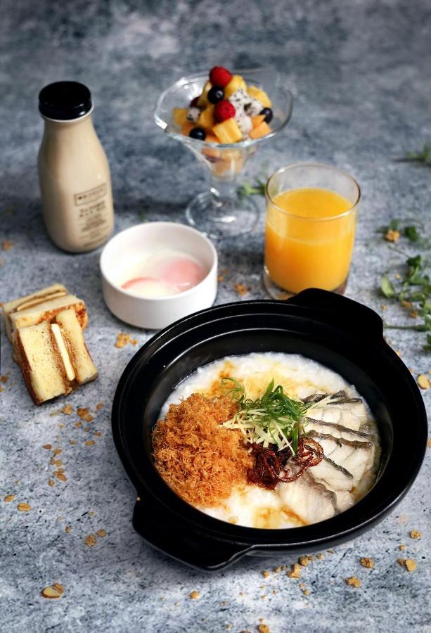 Oasia Resort Sentosa By Far East Hospitality Singapur Exterior foto A bowl of congee with preserved meat and egg