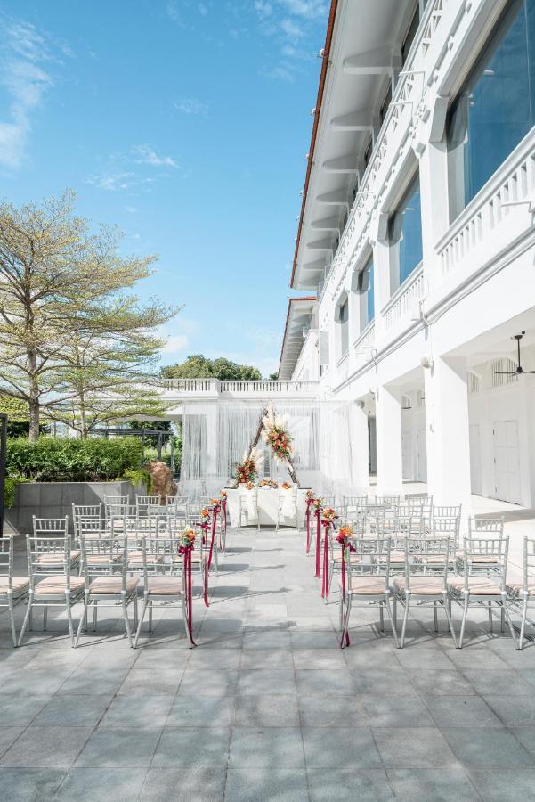Oasia Resort Sentosa By Far East Hospitality Singapur Exterior foto The lawn at the Fullerton Hotel