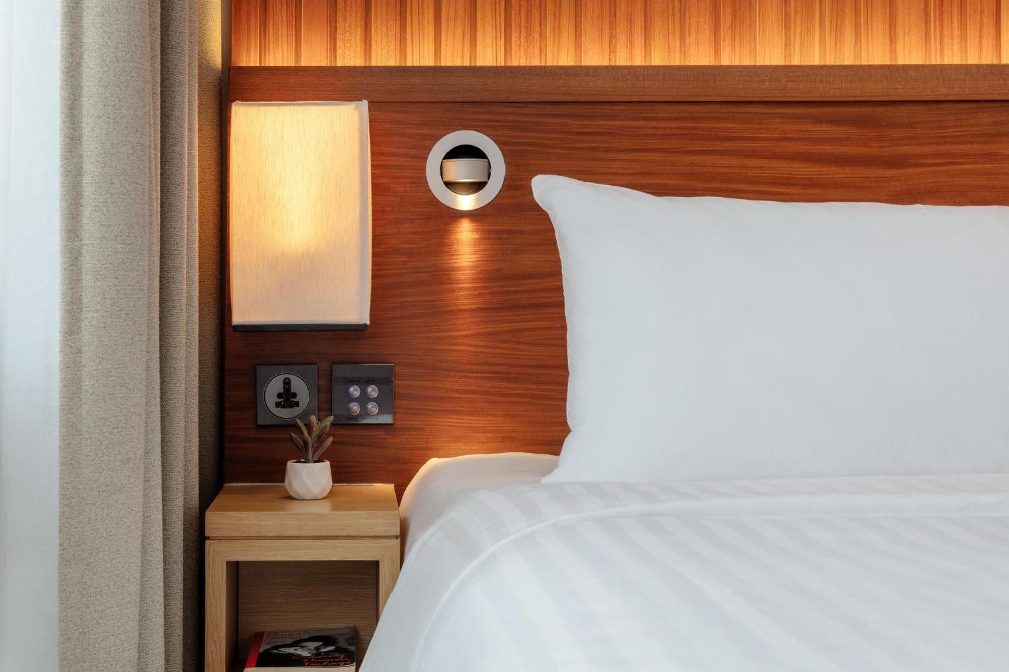 Oasia Resort Sentosa By Far East Hospitality Singapur Exterior foto A bedside table